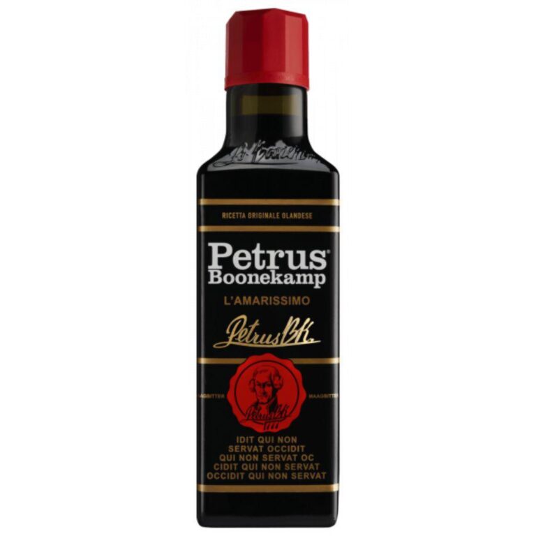 Amaro Petrus Boonekamp – bottiglia nera con etichetta dorata e tappo rosso, l’amarissimo originale dal gusto deciso.
