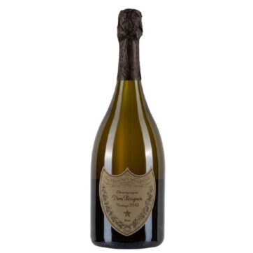 Bottiglia di Champagne Dom Pérignon Vintage 2015, elegante e pregiato, con etichetta iconica color oro e bollicine fini e persistenti.