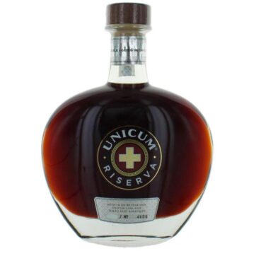 Bottiglia di Amaro Unicum Riserva, liquore ungherese alle erbe invecchiato in botti di Tokaji.