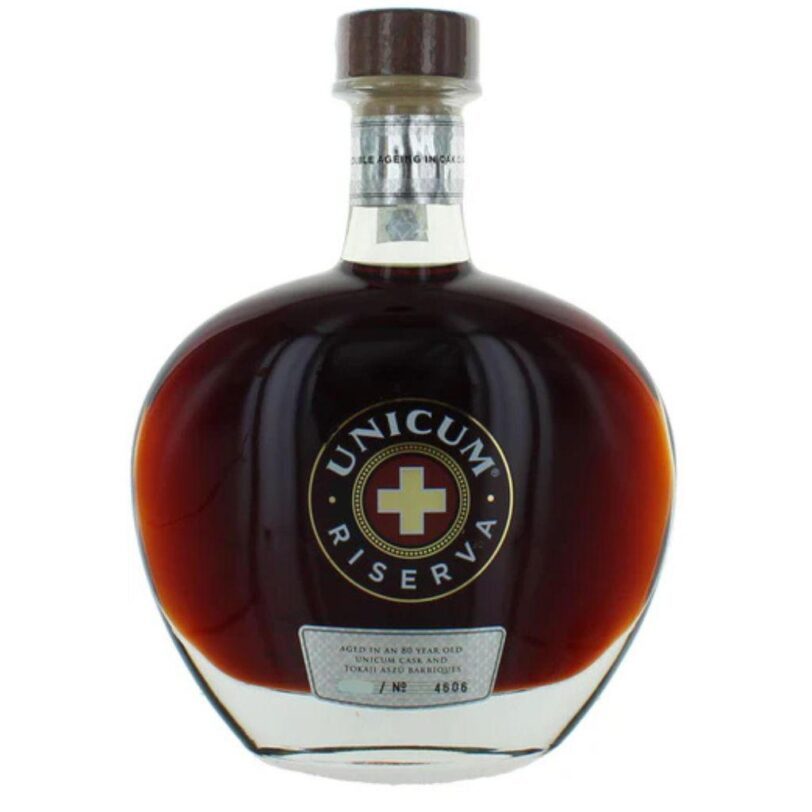 Realizzato con erbe e spezie provenienti da 5 diversi continenti, l'Unicum Riserva Ã¨ invecchiato nella botte piÃ¹ antica della distilleria che conta ormai 80 anni, viene poi trasferito nelle barriques Tokaji.
