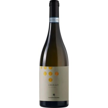 Bottiglia di Mandrarossa Grillo Sicilia DOC – vino bianco siciliano fresco e aromatico con note di agrumi e fiori bianchi.
