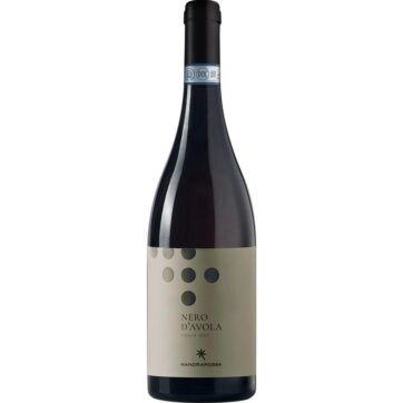 Bottiglia di Mandrarossa Nero d’Avola Sicilia DOC – vino rosso siciliano intenso e fruttato con note speziate.