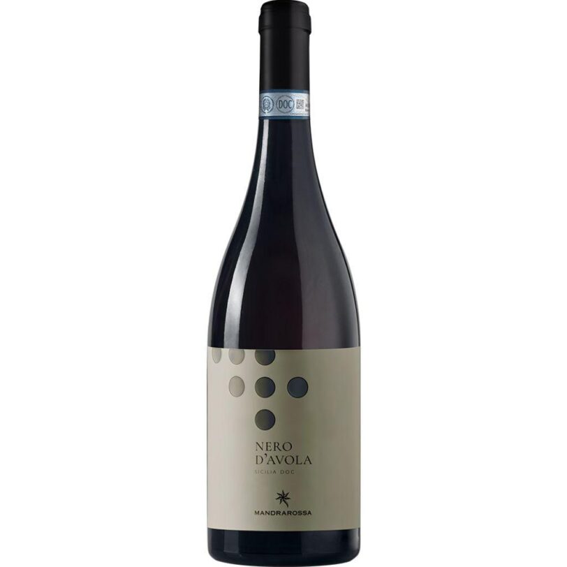 Bottiglia di Mandrarossa Nero d’Avola Sicilia DOC – vino rosso siciliano intenso e fruttato con note speziate.
