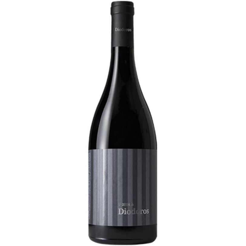 Bottiglia di CVA Diodoros Sicilia DOC – vino rosso siciliano elegante e corposo con profumi di frutti rossi e spezie.