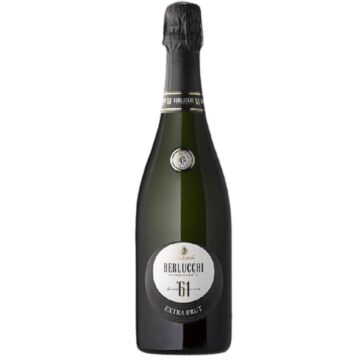 Bottiglia di Franciacorta Berlucchi ’61 Extra Brut, spumante metodo classico italiano dal gusto elegante e raffinato.