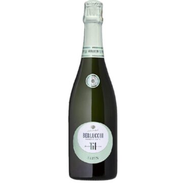 Bottiglia di Franciacorta Berlucchi Satèn, spumante metodo classico 100% Chardonnay dal gusto elegante e vellutato.