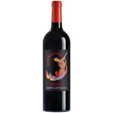Bottiglia di Donnafugata Sherazade Nero d’Avola Sicilia DOC, vino rosso fruttato e vellutato, espressione autentica della Sicilia.