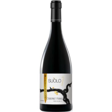 Bottiglia di Duca di Salaparuta Suolo 7 Cabernet Franc, vino rosso siciliano elegante e complesso.