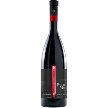 Bottiglia di Duca di Salaparuta Passo delle Mule, Nero d’Avola Sicilia DOC, vino rosso corposo e intenso.