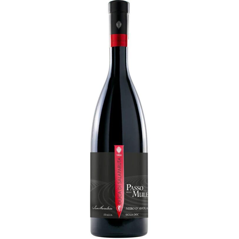 Bottiglia di Duca di Salaparuta Passo delle Mule, Nero d’Avola Sicilia DOC, vino rosso corposo e intenso.
