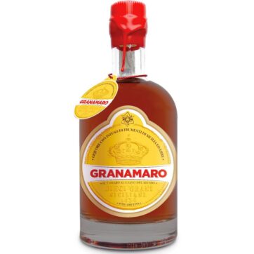 Bottiglia di Amaro Granamaro classico con etichetta gialla e rossa.