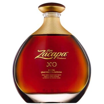 Bottiglia di Ron Zacapa XO, rum guatemalteco premium Gran Reserva Especial invecchiato in botti di Cognac.