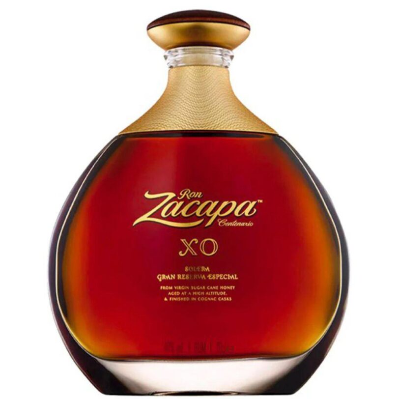 Bottiglia di Ron Zacapa XO, rum guatemalteco premium Gran Reserva Especial invecchiato in botti di Cognac.