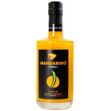 Bottiglia di liquore Mandarino Orange Town Ribera minion, a base di mandarini siciliani.